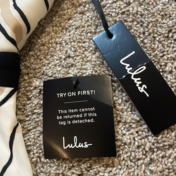 Flowy stripped Lulus Dress - Picture 2 of 3